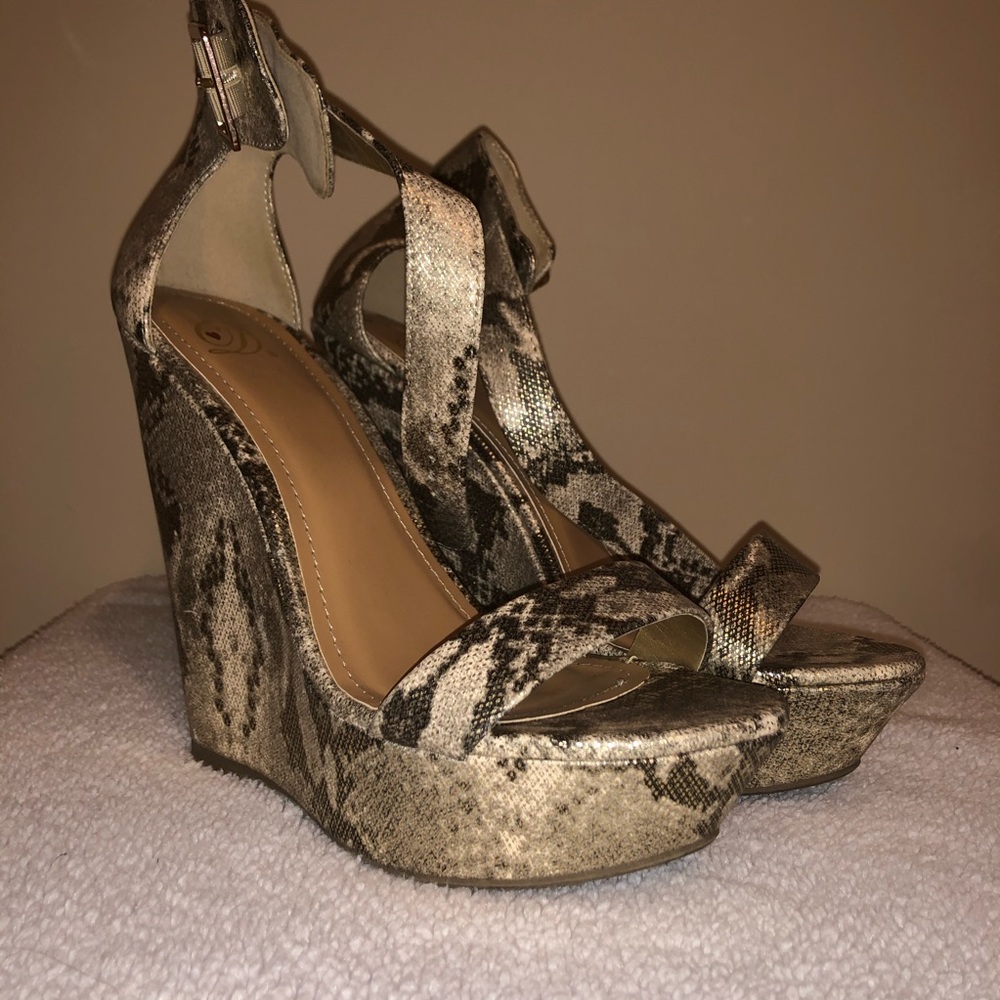 Gold snakeskin Wedges